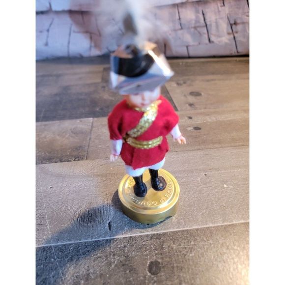 Vintage Ricardo Di Roma Italian Swiss Guard red Uniform sleep eyes doll figure - Picture 4 of 5